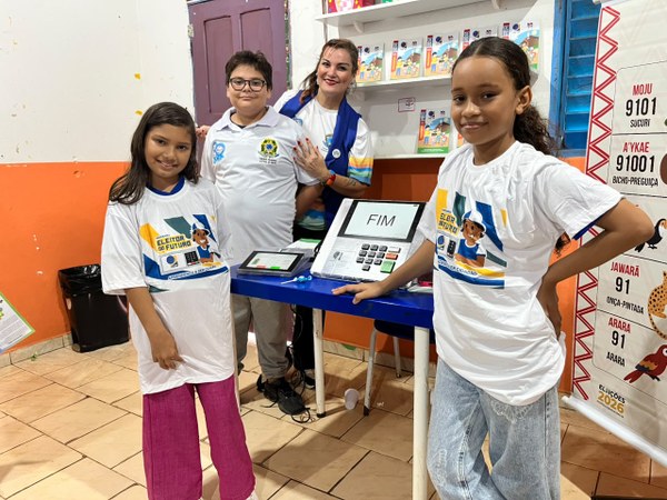 TRE-AP leva cidadania e consciência sobre o voto para estudantes em escola de Macapá