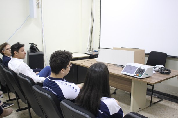 Treinamento de estudantes no “Programa Eleitor do Futuro” O objetivo do programa é formar cidadãos conscientes na construção da sociedade democrática