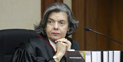 Ministra Cármen Lúcia em sessão ordinária Ministra Cármen Lúcia em sessão ordinária.