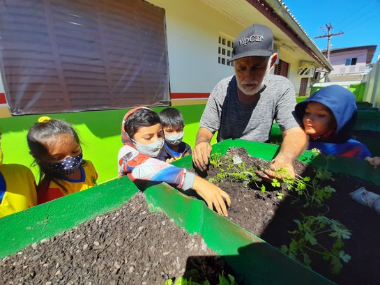 A escola é a primeira a receber as hortas do projeto Cidadania e Sustentabilidade: desafios da A...
