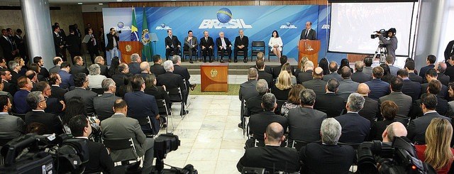 Documento Nacional de Identidade (DNI) é lançado em uma parceria dos Três Poderes A iniciativa partiu do TSE em parceria com o Executivo, visando utilizar as informações do cadas...