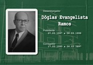 Foto de busto preta e branca do Desembargador Dôglas Evangelista Ramos usando toga, gravata e óc...