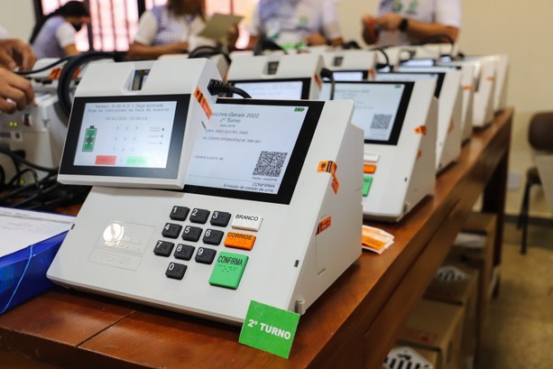 Eleições 2022: TRE Amapá dá início à preparação das urnas eletrônicas que serão usadas no 2ª turno Cerimônia pública preparou 573 urnas para a 2ª Zona Eleitoral