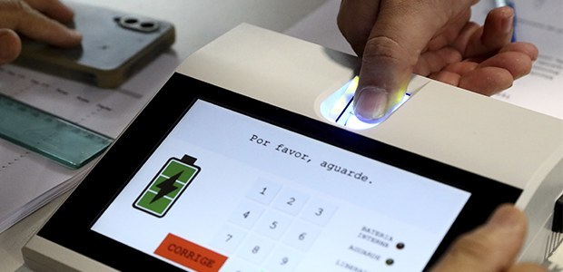 Com leitores biométricos em todas as seções eleitorais do país, urnas contam com procedimentos a...