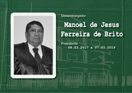 Foto de busto preta e branca do Desembargador Manoel de Jesus Ferreira de Brito usando toga e gr...