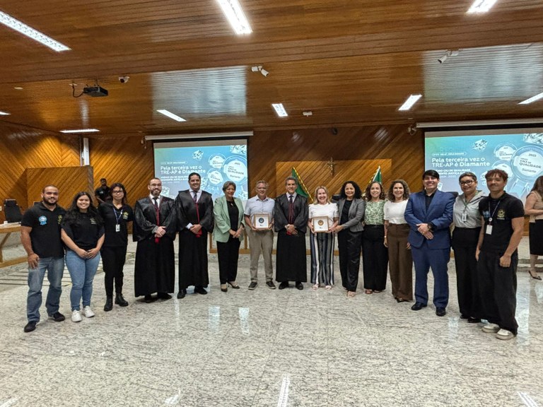 Menção Honrosa do Selo de Qualidade Eleitoral pelo projeto Cidadania Indígena é apresentada a magistrados e servidores Durante a reunião no plenário, o presidente do TRE Amapá, desembargador Carmo Antônio de Souza, ...