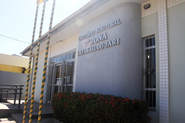 Prefeito e vice-prefeito de Vitória do Jari são declarados inelegíveis e têm os mandatos cassados pela Juíza Eleitoral da 7ª Zona Prefeito e vice-prefeito de Vitória do Jari são declarados inelegíveis e têm os mandatos cassado...