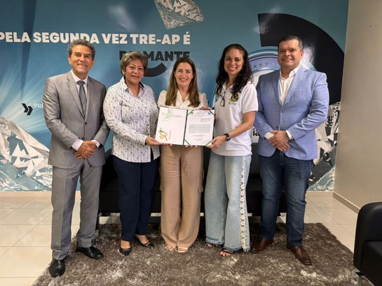 Presidente do TRE Amapá nomeia Assessora de Planejamento A cerimônia foi realizada no gabinete da Presidência