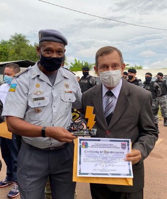 Durante a solenidade, o desembargador Gilberto Pinheiro recebeu certificado em agradecimento por...