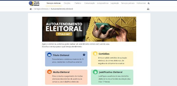 Print da tela inicial da página Título Net, no site oficial do TSE. Em destaque na imagem o texto "Autoatendimento Eleitoral Título Net", à direita, uma imagem de uma pessoa segurando na mão um celular. Abaixo, quatro opções para o(a) eleitor(a) clicar: "Título Eleitoral", "Certidões", "Multa Eleitoral" e "Justificativa Eleitoral". Print da tela inicial da página Título Net, no site oficial do TSE. Em destaque na imagem o text...