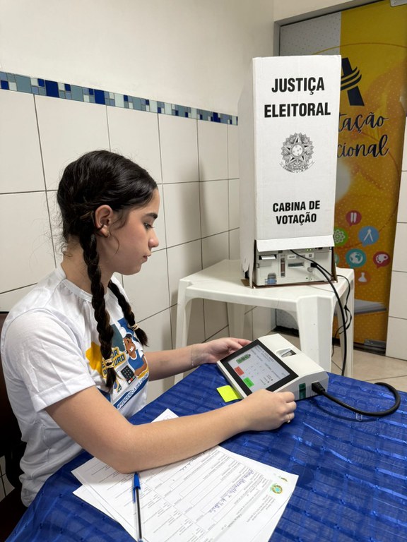Além de votar, alguns alunos também atuaram como mesários