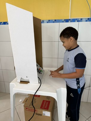 Além de votar, alguns alunos também atuaram como mesários