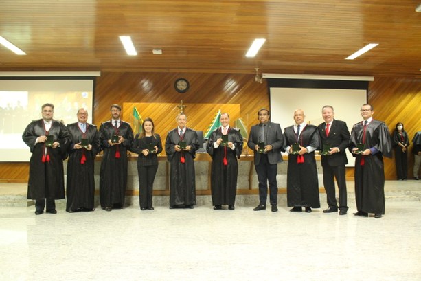 Em ocasião da 6ª Sessão Administrativa Ordinária, juízes eleitorais receberam a moeda e o Pin al...