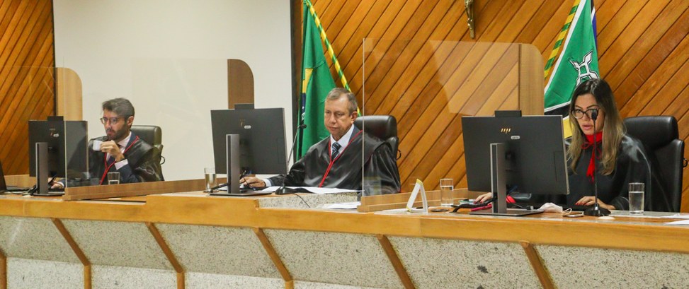 Tribunal Pleno se reuniu de forma híbrida para o julgamento dos processos.