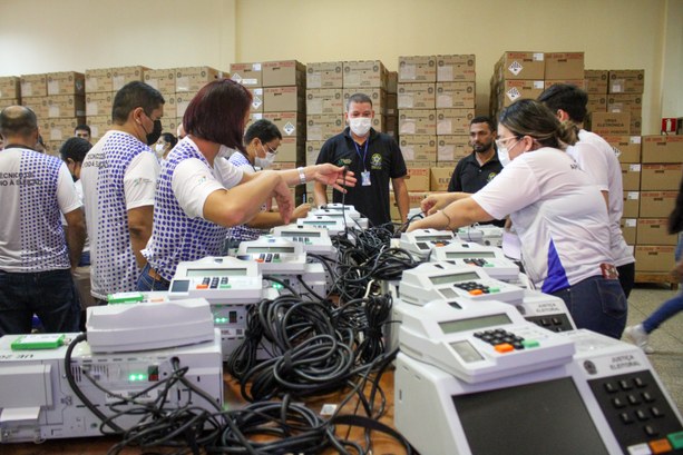 TRE-AP faz cerimônia pública para o carregamento das urnas que serão utilizadas no primeiro turno das Eleições 2022 As urnas de Macapá são as primeiras a receberem as mídias