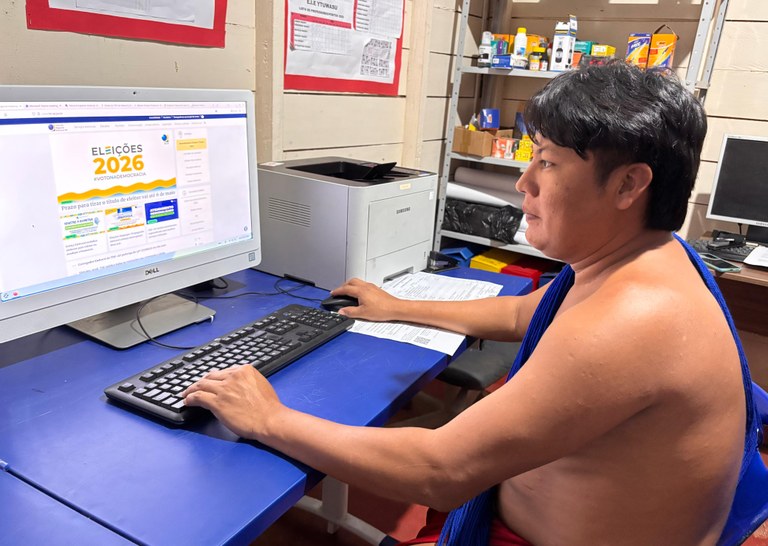 A localidade recebeu um computador completo, acompanhado de impressora, ambos conectados à inter...